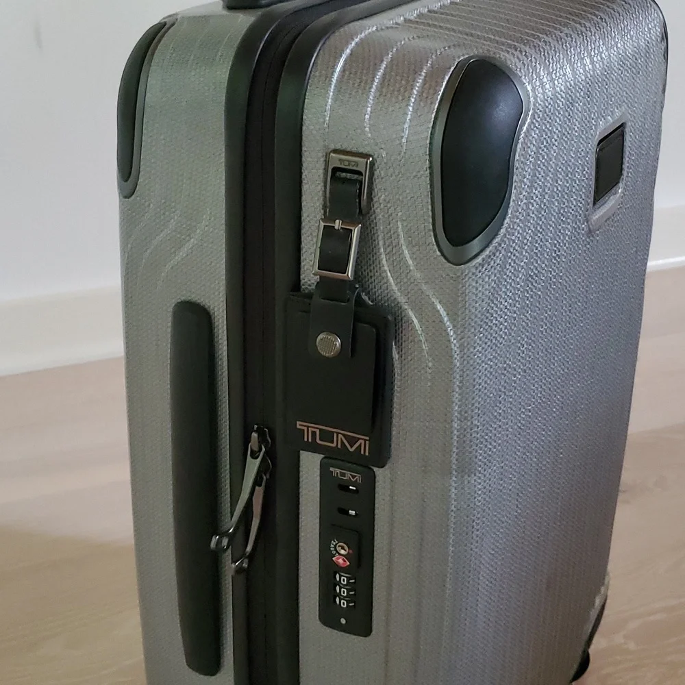 NWOT Tumi Latitude International Carry-On Spinner Luggage in Silver
